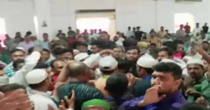 জিইসি কনভেনশন হলে বিএনপির ইফতার মাহফিলে মারামারি