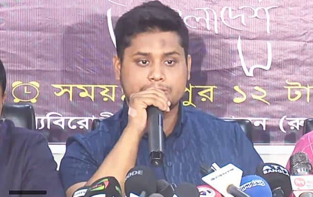 সেনাবাহিনীর ওপর পূর্ণ আস্থা আছে, তবে ‘ক্যান্টনমেন্ট থেকে’ হস্তক্ষেপ মানব না: হাসনাত