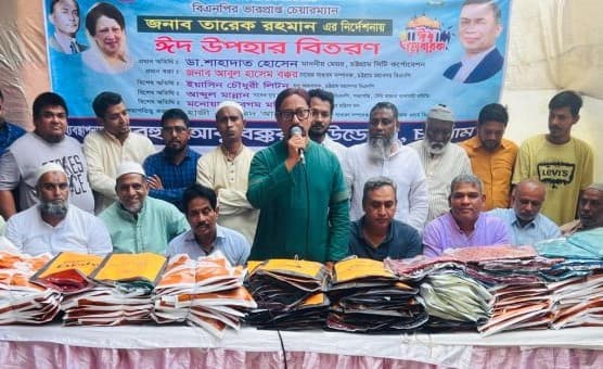 চট্টগ্রামে বিএনপির নেতৃত্বে মেয়র ডা. শাহাদাতের ঈদ বস্ত্র বিতরণ